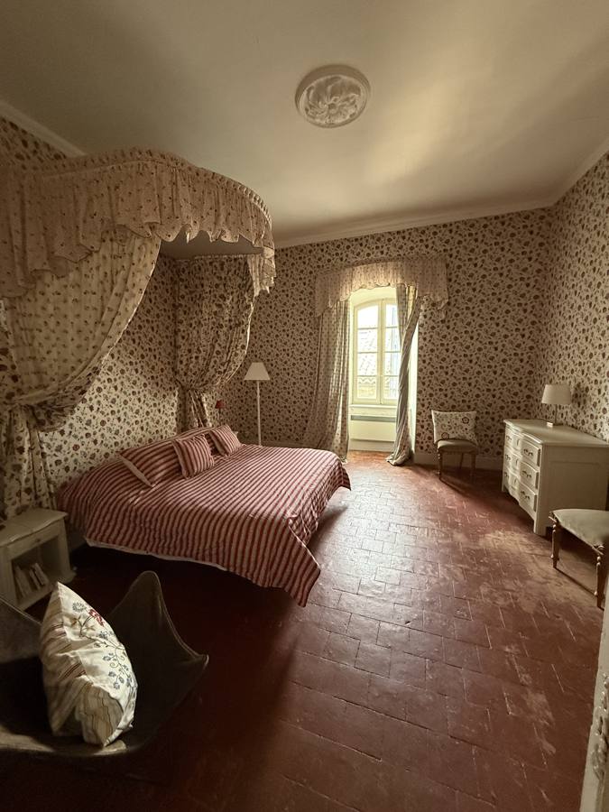 Chambre au ciel de lit fleuri