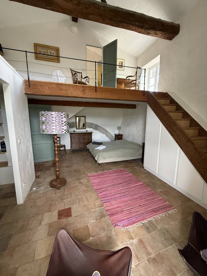 Chambre avec mezzanine et poutres