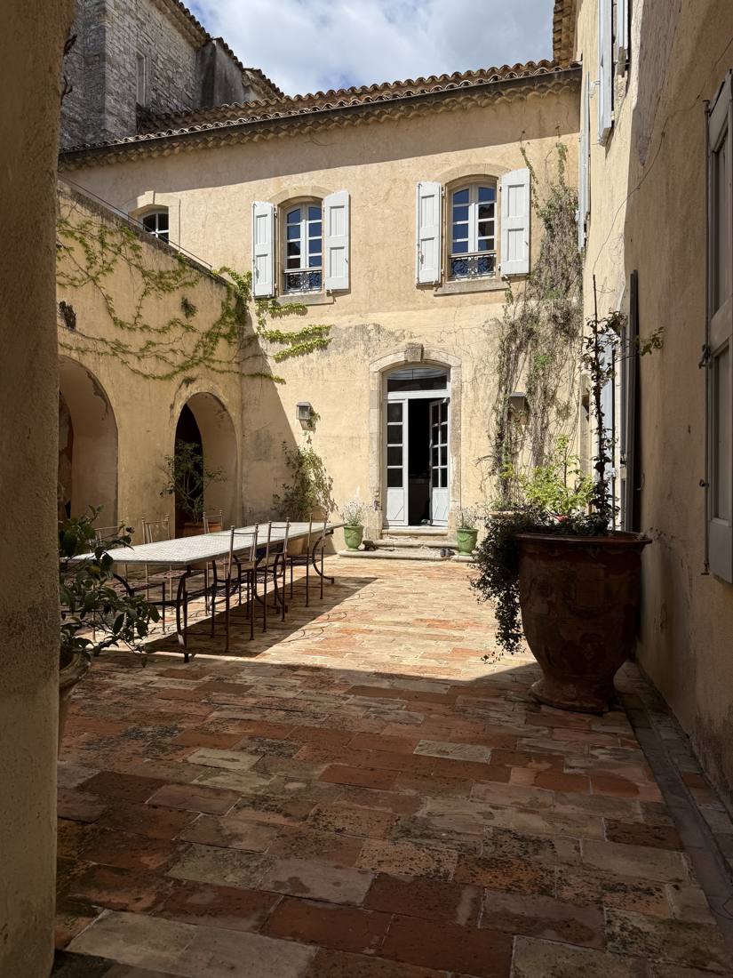 La cour intérieure et sa grande table